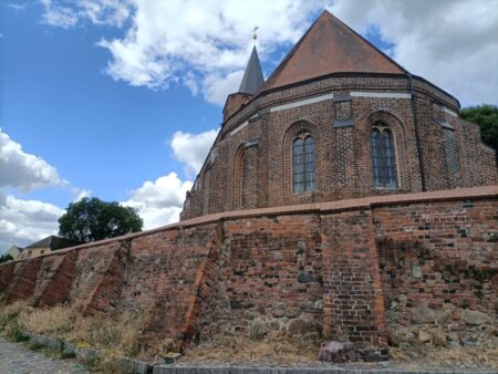 Mit Oderfluten hat man in Fürstenberg wohl immer gerechnet. Die Kirche umgibt ein Bollwerk.