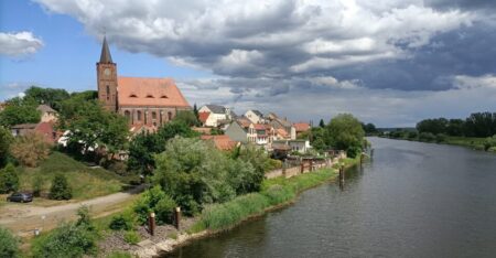 Das malerische Schifferstädtchen Fürstenberg mit dem Oder-Spree-Kanal und der trutzigen Nikolaikirche aus dem 14. Jahrhundert. 1961 wurde aus Fürstenberg und Stalinstadt das heutige Eisenhüttenstadt.