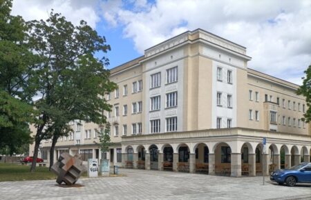 Wer einen Roller hat, ist gut beraten im weitläufigen „Hütte“, an dessen Entwurf und Aufbau als Stalinstadt der Cottbuser Architekt Peter Schuster, später Bezirksdenkmalpfle-ger, beteiligt war.