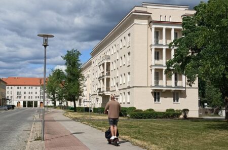 Wer einen Roller hat, ist gut beraten im weitläufigen „Hütte“, an dessen Entwurf und Aufbau als Stalinstadt der Cottbuser Architekt Peter Schuster, später Bezirksdenkmalpfle-ger, beteiligt war.