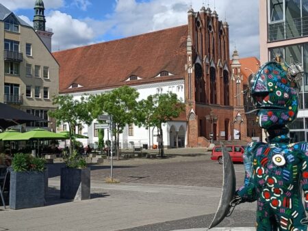 Gerade für 35,7 Millionen Euro saniert - das Frankfurter Rathaus am Markt, Blick aus der Bischofstraße.