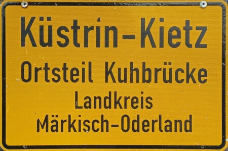 Romantischer Ortsteil am Fluss mit naturnahem Campingplatz.