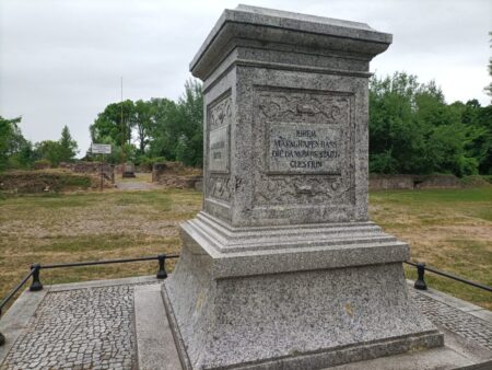 Nur den Sockel gibt es noch vom Denkmal, das die dankbare Stadt dem Markgrafen widmete.