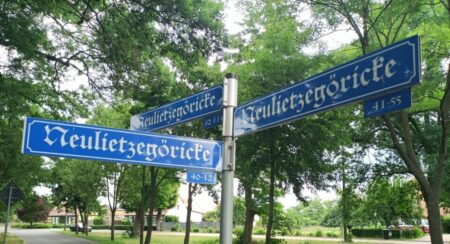 Der Ort ist voller Straßenschilder. Auf allen steht der gleiche lustige Name. Nur die Hausnummern ändern sich.
