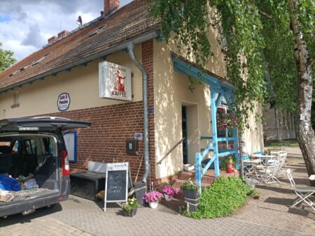 Nur am Wochenenden hat das „Kolonisten-Kaffee“ gleich neben der Kirche geöffnet. Die Besucher kommen meist aus Berlin.