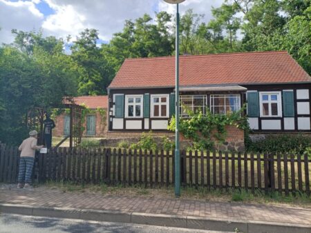 Keiner zuhause um diese Zeit. Nicht der Dichter wohnte hier, sondern Fontanes Vater Loouis Henri mit seiner Haushälterin.