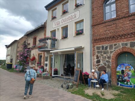 Die „Villa Oderblick“ und freundliche Nachbarhäuser am alten Hafen erinnern an gute Zeiten.