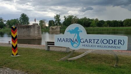 Direkt am Grenzpfahl wirbt das Landstädtchen Gartz für seine Marina an der Westoder.