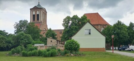 Der Kirchturm überragt das Oderstädtchen Gartz. Dem Schiff des Gotteshauses fehlt noch das Dach - eine vieler Kriegswunden.