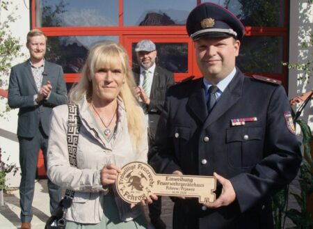 In einem ersten Bauabschnitt wurde nun das neue Feuerwehrgerätehaus eingeweiht. Ira Frackmann, Bürgermeisterin der Gemeinde Schmogrow-Fehrow und OWF Maik Eckert bei der Schlüsselübergabe.