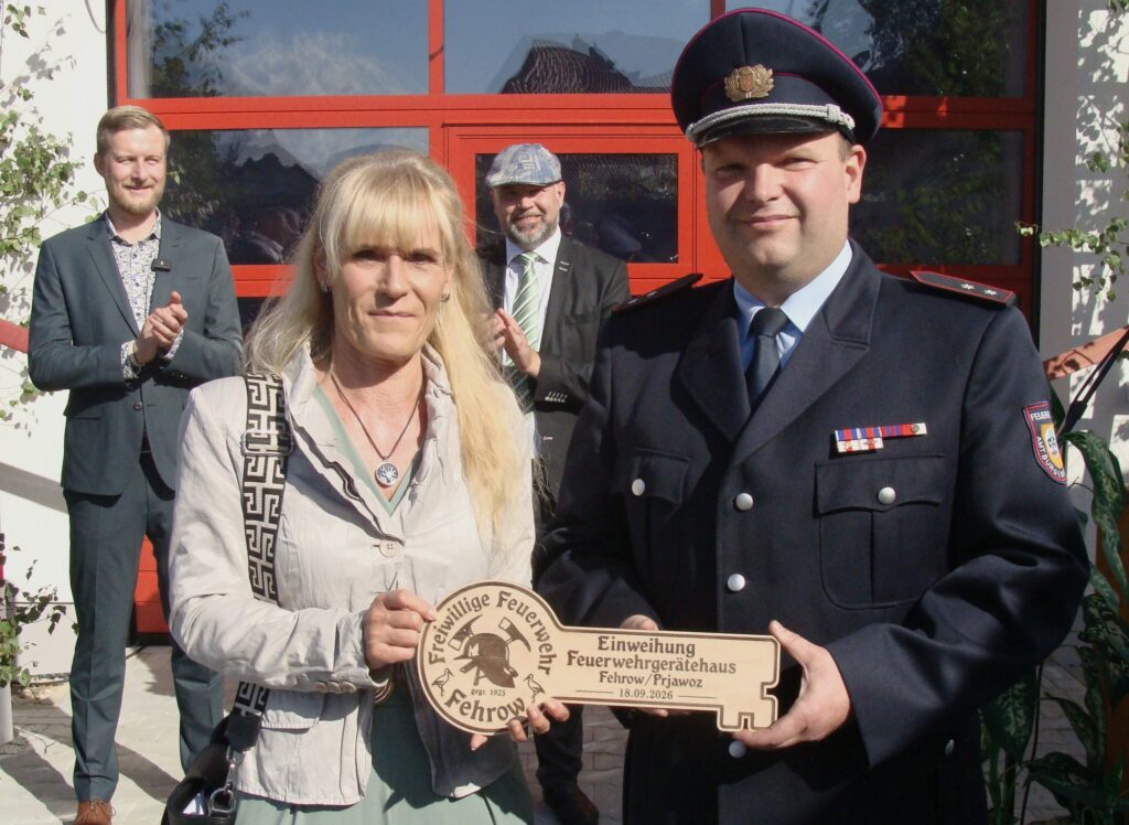 Schlüsselübergabe Fw Gh Fehrow BMin Ira Frackmann und OWF Maik Eckert Foto K. Möbes