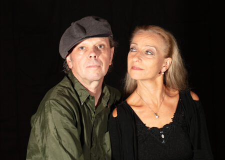 Scarlett O’ und Jürgen Ehle bringen bei „Glanzstücke“ Lieblingslieder, eigene Kompositionen und musikalische Geschichten auf die Bühne der Kleinen Komödie Cottbus. 