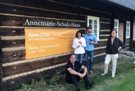 Auf die Geburtstagsfeier „300 Jahre Spreewaldhaus“ haben Bauernhaus-Vereinsmitglieder auch am Annemarie-Schulz-Haus aufmerksam gemacht.Foto: IgB