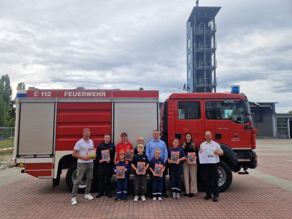 Jugendfeuerwehr Cottbus erhält Arbeitsbücher