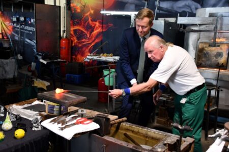 SPN-Landrat Martin Heusler bei seinem ersten offiziellen Arbeitsbesuch im Amt Döbern-Land am 14. Oktober. Am Nachmittag besuchte der Landrat u.a. die in Döbern ansässige Cristalica GmbH .