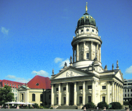 Der Französische Domturm (r.) mit der Französischen Kirche (l.) am Gendarmenmarkt. Auch hier möblierten die ICO-Experten.