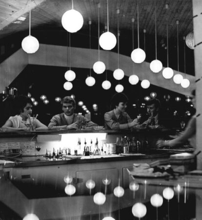 Ende der 1960er Jahre stattete Ipro Halle das Sternchen, offiziell Milch-Mokka-Eisbar „Kosmos“ aus. „Wa- rum wurde das abgerissen. Es könnte heute neben dem Spremberger Turm ein Cottbuser Wahrzeichen sein“, meint Firmenchef Klaus Schmiedchen. Er selbst habe dort gern gesessen. 