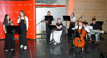 Für einen festlichen Rahmen bei der Übergabe der PS-Lotterie-Zweckerträge in Forst sorgte die Schülerband des Friedrich-Ludwig-Jahn-Gymnasiums Forst unter Leitung von Bandleiter und Musiklehrer Maximilian August.Fotos: Sparkasse