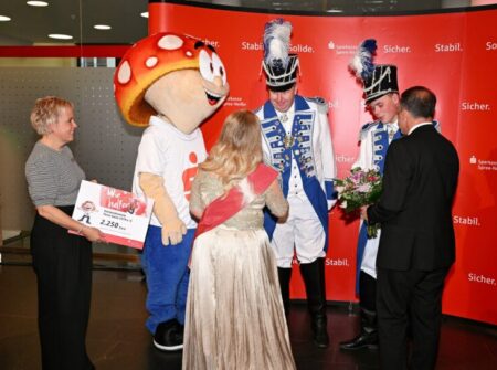 Den Scheck für neue Uniformen der Prinzengarde überreichte die stellvertretende Geschäftsstellenleiterin Kathrin Schötzig an den Vizepräsident Stefan Hennig und Klaus-Dieter Seidel vom Karnevalsverein Forst-Sacro 1979 e. V.. Auch die Rosenkönigin und Sparkassendirektor Jens Gerards gratulierten herzlich.