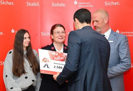 Über 2.500 Euro für neue Spiel- und Sportgeräte auf dem Kinderspielplatz freuen sich Wencke Wanke (2.v.l.), Korpsleiterin der Heilsarmee Korps Guben, und Erzieherin Kaija Noack (l.). Den Spendenscheck überreichten Sparkassen-Direktor Mathias Krakow und René Nitschke (r.), Leiter der Gubener Sparkassen-Geschäftsstelle Klaus-Herrmann-Straße.