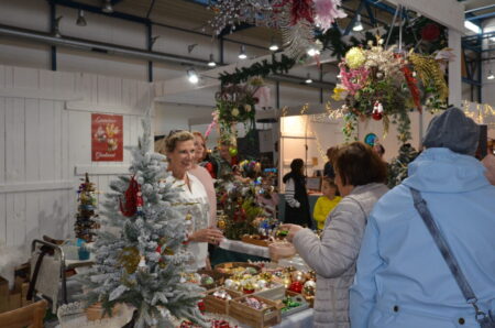 Ab diesen Freitag verwandelt sich die Messe Cottbus wieder in eine stimmungsvolle Winterwelt. Das vielseitige Angebot reicht von Weihnachtsschmuck aus Lauscha, Herrnhuter Sternen und Pulsnitzer Lebkuchen bis zu handgefertigtem Schmuck, Keramik, Holzarbeiten und hochwertiger Mode. Auch regionale Anbieter sind vertreten