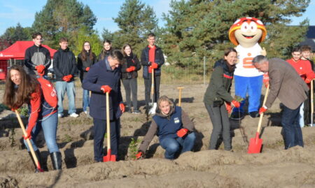 1.500 neue Bäume für Cottbus: Den symbolischen ersten Spatenstich für den „Azubi-Wald“ in Saspow 