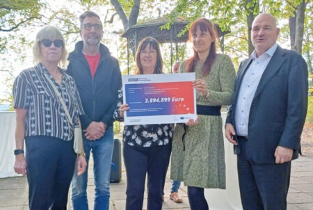 Der Bauminister Robert Crumbach (r.) überreicht 3,9 Mio. Euro Fördermittel für das Projekt „Aufwertung des Spremberger Landschaftspark Georgenberg“.