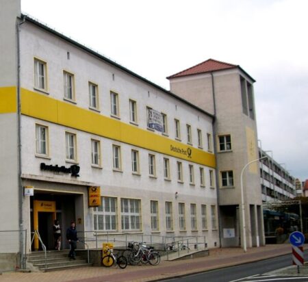 Einst war es ein klassisches Postgebäude. Hier nun das Forster Postbank-Finanzcenter im Jahre 2012.