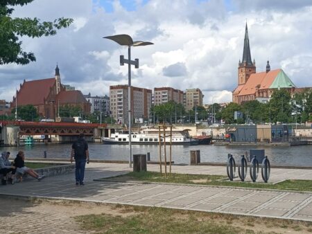 Das neue Stettin mit der Westoder und der alten Jacobikirche, deren Wiederaufbau (seit den 1970er Jahren) noch heute anhält.