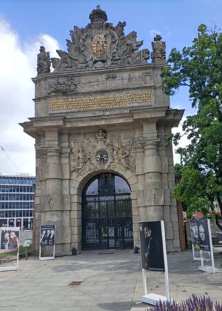 Barocke Tore, hier das Berliner, sind Zeugen der Festungsgeschichte und ehren in der Aufschrift den Großen Kurfürsten Friedrich Wilhelm I.