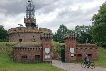 Die Engelsburg ist eine von mehreren Festungen aus preußischer, deutscher und sowjetischer Zeit im Swine-Hafenbecken. Jetzt laden hier ein Café und das militärarchitektonische Museum ein.