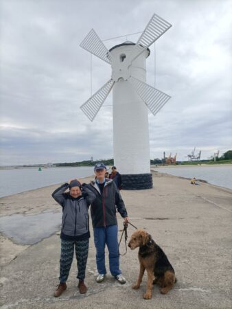 Geschafft! Nach rund 900 Flusskilometern  haben wir die Stelle erreicht, an der die Oder sich zu 73 Prozent in die Ostsee ergießt. Seit 1877 steht auf der Mole die Mühlenbake.