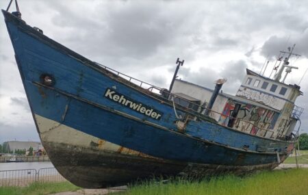Ein wahres Schnäppchen am Molen- Bootsmarkt. Ob der Kahn das Namensversprechen hält, falls ihn doch jemand flott macht? Für Kauflustige stehen Handy-Kotakte - deutsch und polnisch - am Schiff. Ob da wirklich jemand abnimmt, haben wir nicht getestet.