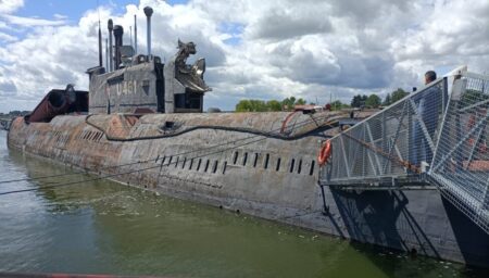Das sowjetische Raketen-U-Boot konnte Marschflugkörper gegen USA-Ziele feuern. Von 1965 bis 1991 war es im Dienst. Seit 1998  liegt das 85 Meter lange Monstrum als Museum im Peenestrom.