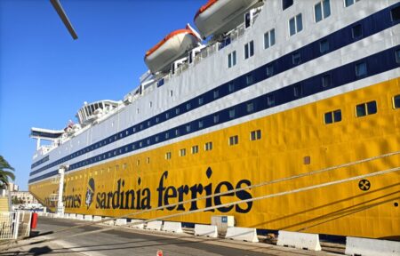 Mit corsika-sardinia-ferries gelangt der Automobil-Tourist samt Fahrzeug bequem über Nacht von Frankreich oder Italien nach Bastia auf Korsika. Wer mag, bucht eine Kabine auf dem Riesenkahn; junge Leute campieren preiswerter auf den Flurteppichen.