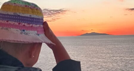 Wundervoller Morgen auf der Fähre: Sonnenaufgang über der Insel Elba vor Italiens Küste.