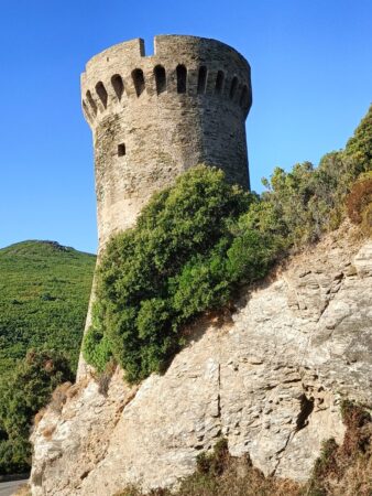 Die Wachtürme entlang der Küstenlinie erinnern an die genuesische Zeit.