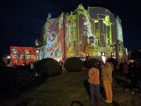 Das Theater kommt nach draußen, in die Stadt, so das Versprechen des neuen Intendanten, der sogleich einen „Leiter Spielstätten Stadt“ bestellt hat. Am Premierenabend versammelte seine Idee trickreich Theaterbesucher und Nicht-Besucher vor der Architektur-Ikone. Lichtkünstler Gregor Eisenmann aus Wuppertal kehrte mittels Videomapping das Innere des Hauses effektvoll nach außen. Ein „Feuerwerk“ der ganz besonderen Art! 