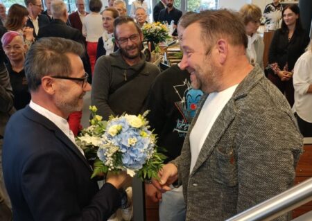 Ein Blumenstrauß und herzliches Dankeschön plus Bonus von ico-Juniorchef Sylvio Schmiedchen (l.) für den dienstältesten Mitarbeiter des renommierten Familienunternehmens. Seit 40 Jahren montiert Frank Schultke deutschlandweit Möbel für anspruchsvolle Auftraggeber.