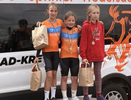 Vier Sportler (8 bis 10 Jahre) des RKE absolvierten ihr erstes Straßenrennen bei einem großen Starterfeld von 36 Sportlern. Greta Drozd (m.) konnte den ersten Platz bei den Mädchen belegen gefolgt von Josephine Kuhle (l.) auf Platz zwei.