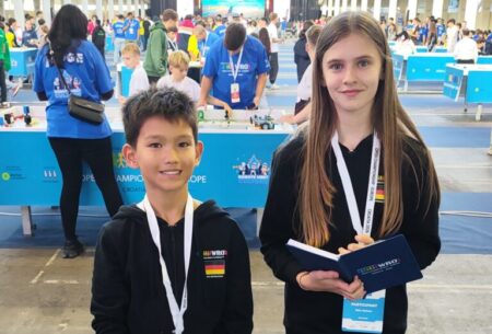 Cottbuser Roboterteam unter Europas Top Ten: Mila und William vom Niedersorbischen Gymnasium überzeugen bei der World Robot Olympiad.