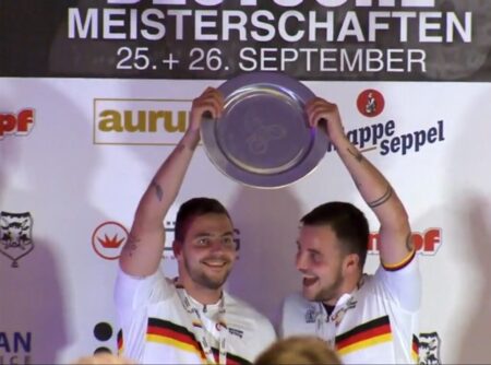 Tim und Eric Lehmann vom RSV Großkoschen sind Deutscher Meister im Radball. Foto: Gerold Noack