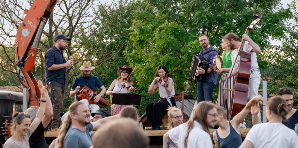 "Wilde Kapelle" playing for dance.
