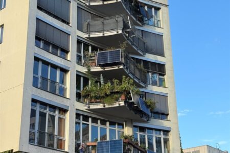 Balkonkraftwerk an Balkongeländern eines Mehrfamilienhauses
